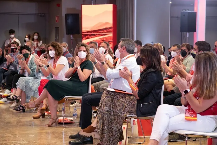 El alcalde de Sevilla y candidato del PSOE a la Junta de Andaluc&iacute;a, Juan Espadas, recibe este s&aacute;bado aplausos en el Comit&eacute; Federal del PSOE.
