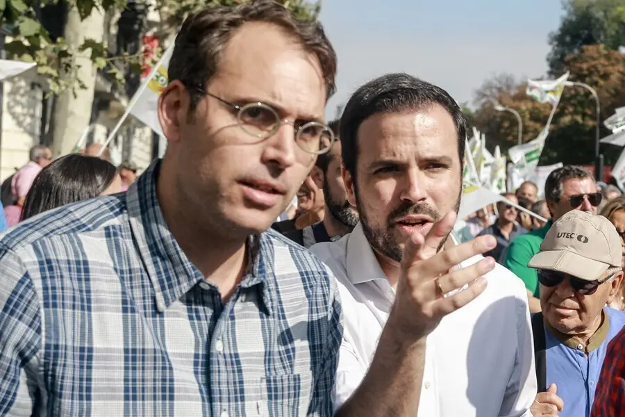Archivo - El coordinador federal de Izquierda Unida, Alberto Garz&oacute;n (d), y el coordinador general de IULV-CA, Toni Valero (i), participan en la  manifestaci&oacute;n convocada por COAG, UPA, Asaja y Cooperativas Agro-Alimentarias en defensa del olivar tradiciona
