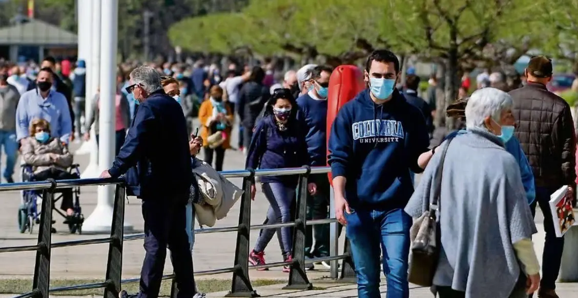 Varias personas con mascarilla por el centro de la capital c&aacute;ntabra. / Hardy