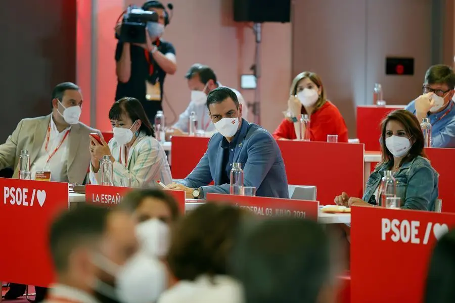 El secretario general y presidente del Gobierno, Pedro S&aacute;nchez (c), junto a la presidenta del partido, Cristina Narbona (3d); la vicesecretaria general, Adriana Lastra (d), y el secretario de Organizaci&oacute;n, Jos&eacute; Luis &Aacute;balos (i), durante la reuni&oacute;n del Comit&eacute; Federal del partido que se celebra este s&aacute;bado en Madrid. EFE/Chema Moya