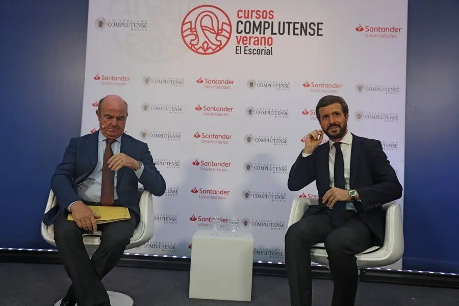 Archivo - El vicepresidente del Banco Central Europeo y exministro de Econom&iacute;a, Luis de Guindos, y el presidente del PP, Pablo Casado, antes de participar en los Cursos de Verano en San Lorenzo de El Escorial, Madrid (Espa&ntilde;a), a 20 de julio de 2020.