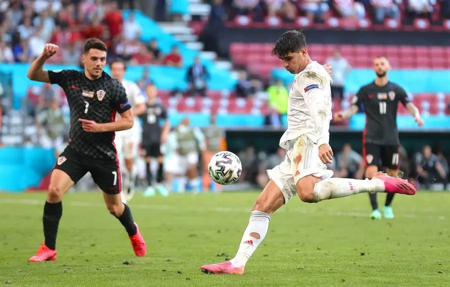El delantero de Espa&ntilde;a &Aacute;lvaro Morata (d) dispara para conseguir el cuarto gol del equipo durante el partido de los octavos de final de la Eurocopa 2020 que las selecciones de Croacia y Espa&ntilde;a disputan hoy en Copenhague, Dinamarca, 28 Junio 2021. EFE/EPA/Friedemann Vogel / POOL