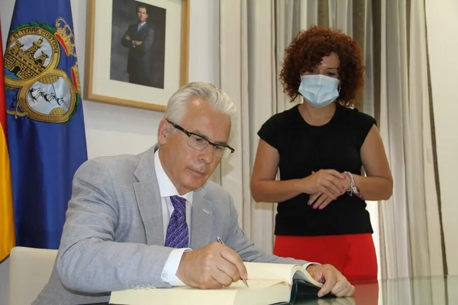 La presidenta de la Diputaci&oacute;n de Huelva, Mar&iacute;a Eugenia Lim&oacute;n, ha recibido en su despacho al exjuez Baltasar Garz&oacute;n.