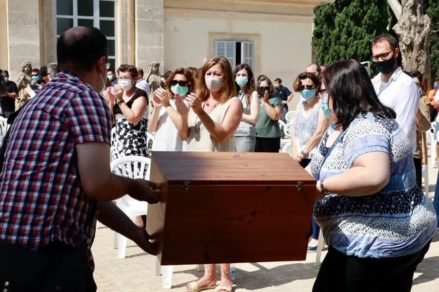 La presidenta del Govern, Francina Armengol, asiste al acto de entrega de los restos mortales de las v&iacute;ctimas del franquismo identificados en Manacor, en el cementerio municipal de Son Coletes.