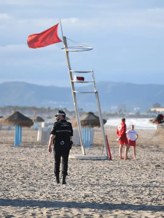 Un agente de la Polic&iacute;a Local en la playa de la Malvarrosa de Val&egrave;ncia, en una imagen de archivo