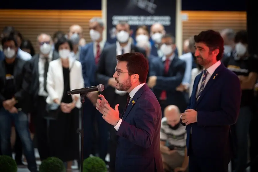 El presidente de la Generalitat, Pere Aragon&egrave;s (i), interviene durante su visita al stand de Catalu&ntilde;a en la primera jornada de la XIV edici&oacute;n del Mobile World Congress (MWC 2021) en el recinto Gran Via de Fira de Barcelona, en L'Hospitalet de Llobregat, B