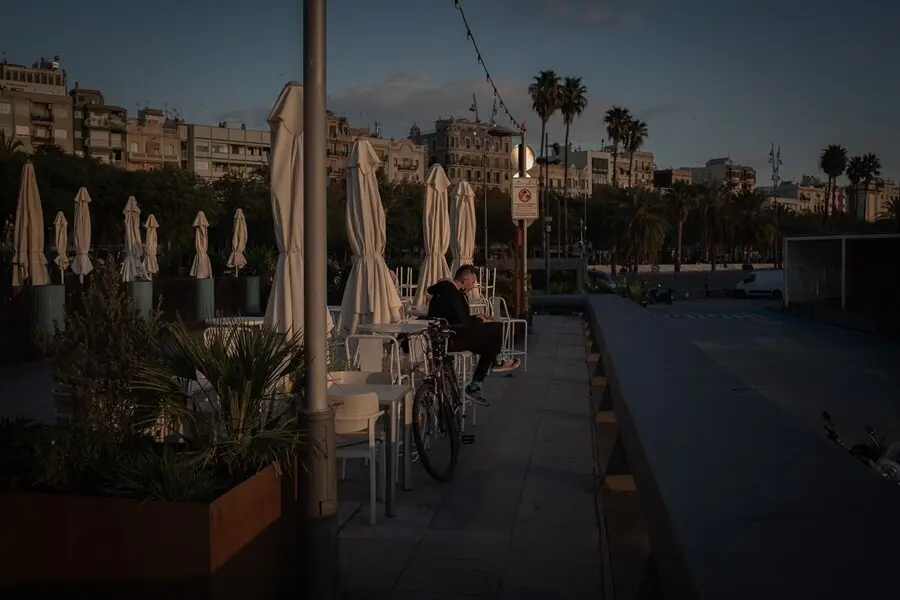 Archivo - Un hombre en la terraza de un bar en Barcelona
