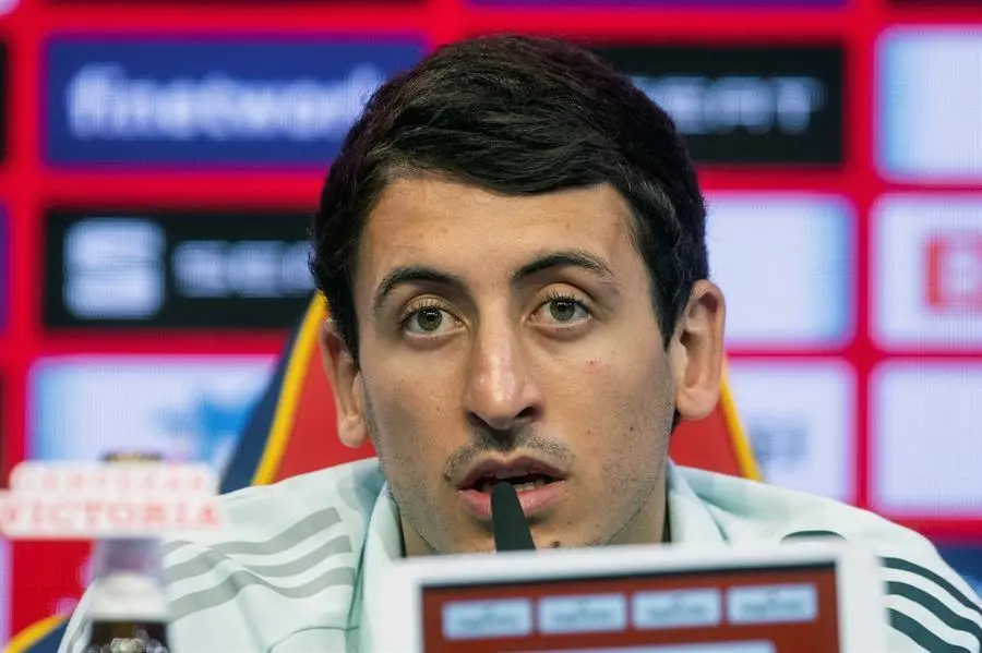 El futbolista de la selecci&oacute;n espa&ntilde;ola Mikel Oyarzabal da una rueda de prensa en la Ciudad del F&uacute;tbol de Las Rozas, este domingo. EFE/Rodrigo Jim&eacute;nez