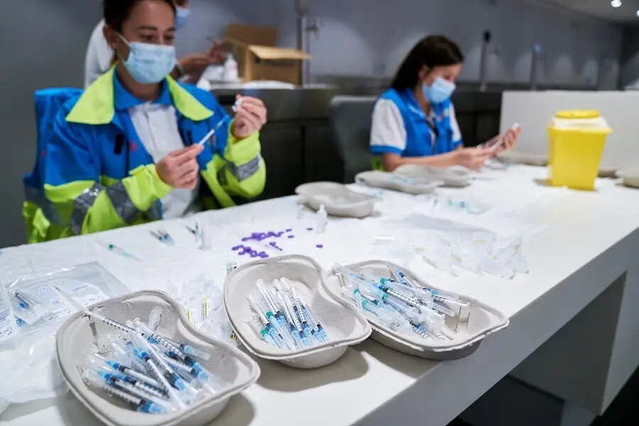 Archivo - Varios sanitarios preparan las vacunas de la dosis de Pfizer en el Wanda Metropolitano, a 19 de mayo de 2021, en Madrid (Espa&ntilde;a). La Comunidad de Madrid comenz&oacute; a vacunar el pasado lunes a las personas de entre 50 y 59 a&ntilde;os en los hospitales p&uacute;b