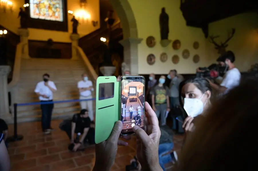 Varios representantes de colectivos de memoria hist&oacute;rica y v&iacute;ctimas del franquismo, durante su visita al interior del Pazo de Meir&aacute;s el d&iacute;a de su reapertura al p&uacute;blico, a 1 de julio de 2021, en Sada, A Coru&ntilde;a, Galicia (Espa&ntilde;a). El gobierno de Sada ha rese