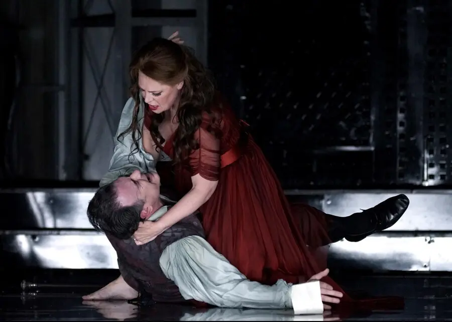 Archivo - Escena de 'Tosca' en el Teatro Real