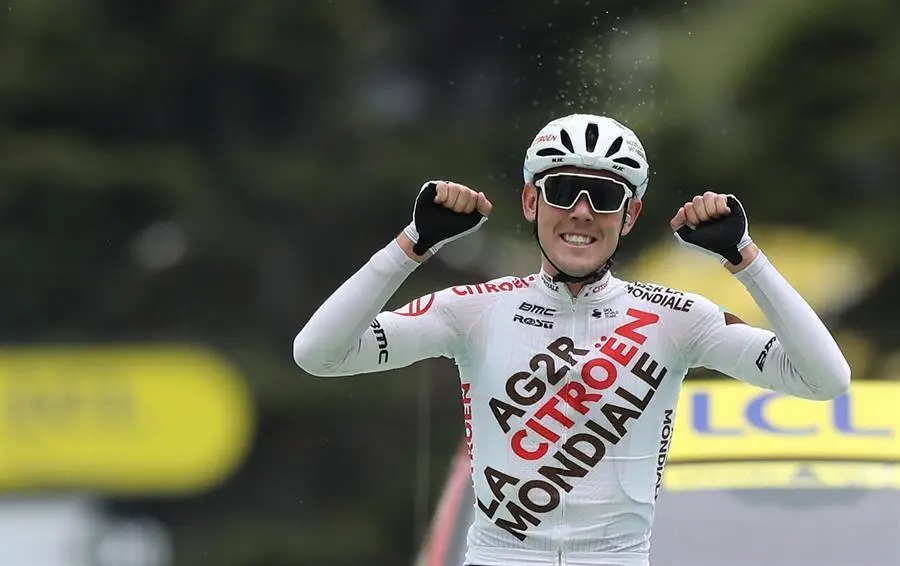 El ciclista australiano Ben O'Connor (AG2R Citroen) entra vencedor de la 9&ordf; etapa del Tour de Francia 2021 sobre 144.9 km desde Cluses a Tignes, Francia.- EFE/CHRISTOPHE PETIT-TESSON