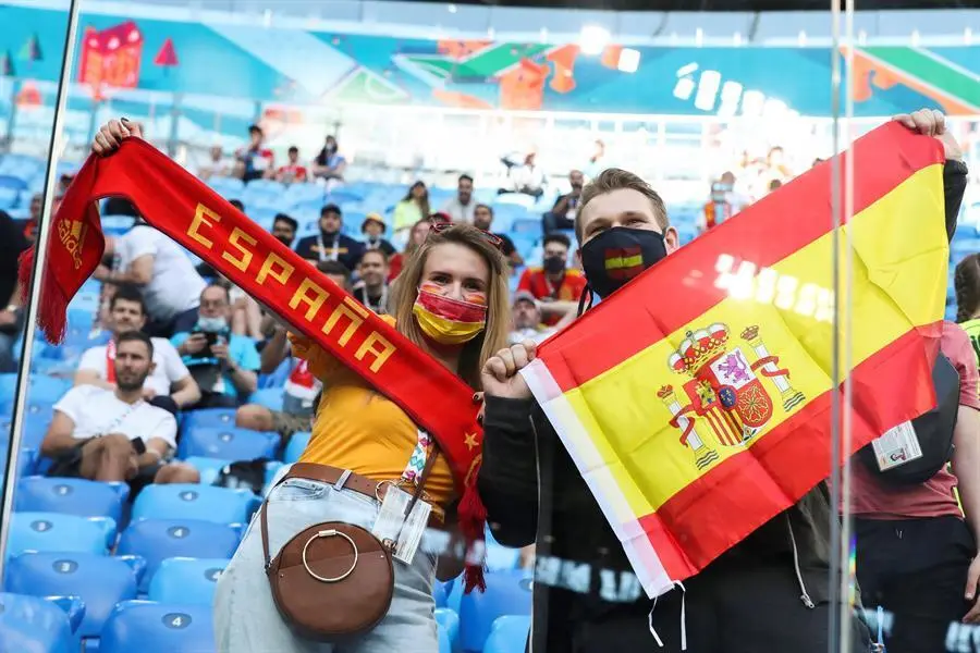 Aficionados espa&ntilde;oles animan antes del partido de cuartos de final de la Eurocopa 2020 entre Espa&ntilde;a y Suiza, este viernes en el estadio Krestovski, en San Petersburgo, Rusia. EFE