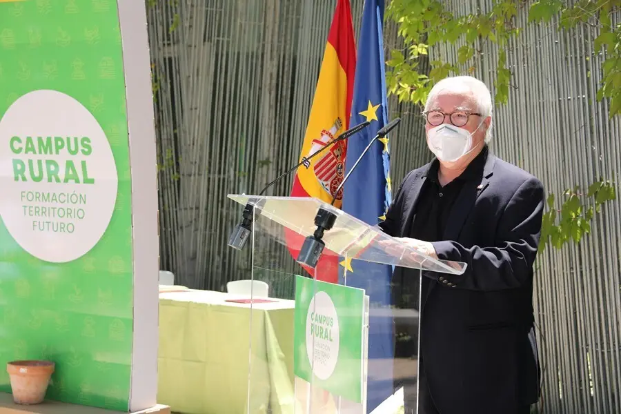 El ministro de Universidades, Manuel Castells, interviene en la presentaci&oacute;n de la iniciativa Campus Rural.