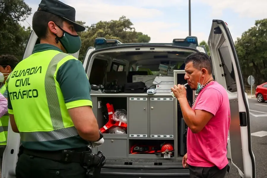 Una prueba de control de consumo de alcohol y drogas a los conductores durante la presentaci&oacute;n de la campa&ntilde;a de la DGT el pasado 16 de junio de 2021, en Pozuelo de Alarc&oacute;n (Madrid)