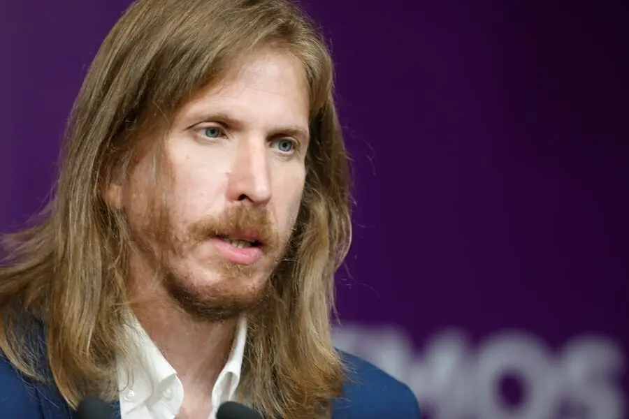 El secretario general de Podemos Castilla y Le&oacute;n, Pablo Fern&aacute;ndez, interviene en una rueda de prensa tras conocer que el Supremo ratifica la condena de la exportavoz de Podemos en la Asamblea de Madrid Isa Serra a 19 meses de c&aacute;rcel, a 5 de julio de 2021,
