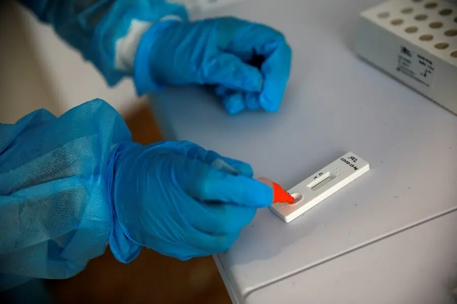 Archivo - Un sanitario prepara un test de ant&iacute;genos.