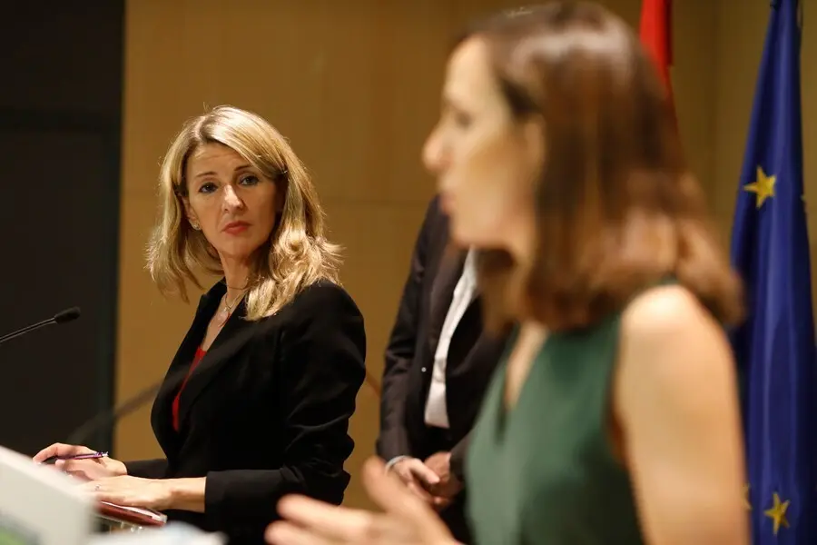 La vicepresidenta tercera del Gobierno, Yolanda D&iacute;az, y la ministra de Derechos Sociales y Agenda 2030, Ione Belarra.