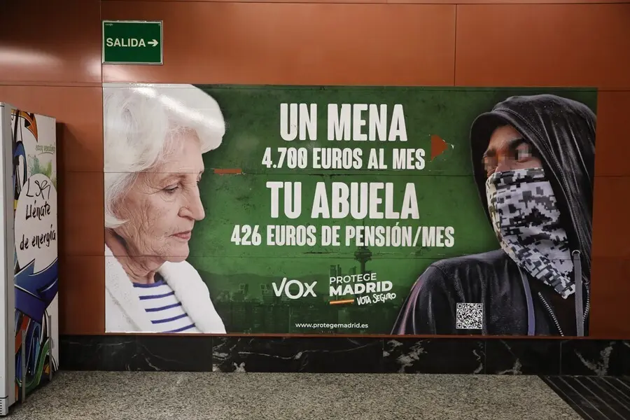 Archivo - Cartel electoral de Vox en la estaci&oacute;n de cercan&iacute;as de Sol.