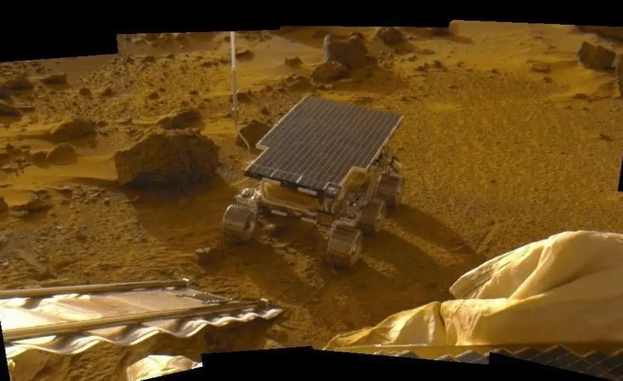 Imagen mosaico del rover Sojourner tomada desde el aterrizador de la misi&oacute;n Mars Pathfinder
