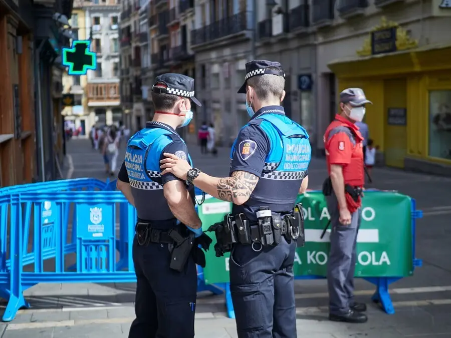 Archivo - Agentes de la Polic&iacute;a Municipal controlan la afluencia de gente el a&ntilde;o pasado en el momento en el que de celebrarse los Sanfermines 2020 hubiera tenido lugar elchupinazo, en Pamplona, Navarra (Espa&ntilde;a).