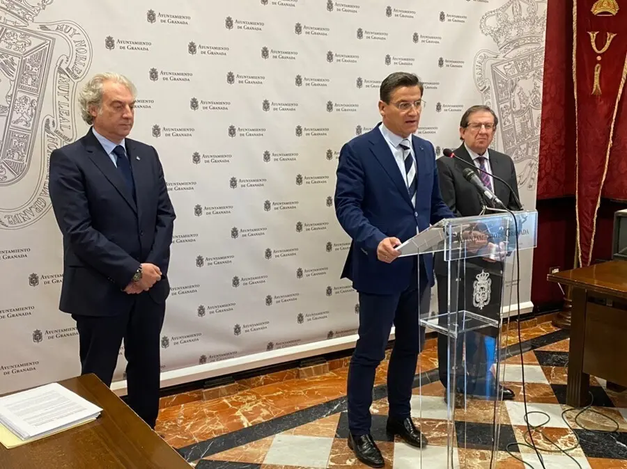 Archivo - El alcalde de Granada, Luis Salvador, junto a los concejales del Ayuntamiento Jos&eacute; Antonio Huertas y Luis Gonz&aacute;lez.