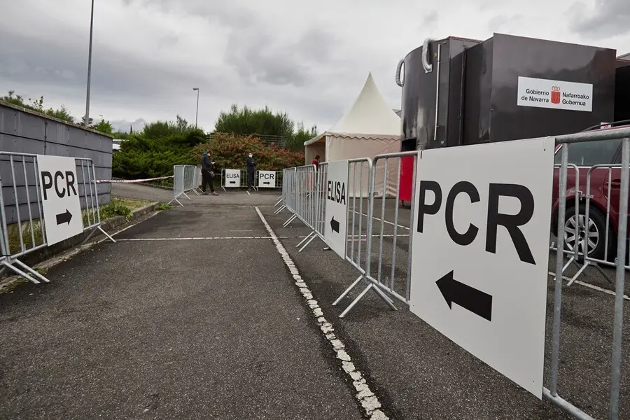 Archivo - Varios carteles indican la direcci&oacute;n para someterse a un test PCR en Navarra.