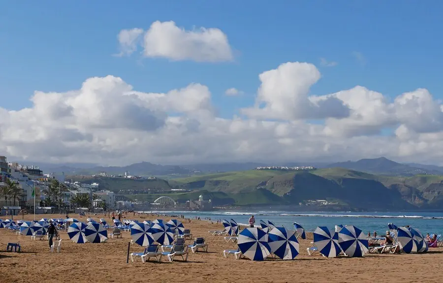 Archivo - Ambiente en la Playa de las Canteras en Las Palmas de Gran Canaria, Canarias (Espa&ntilde;a)