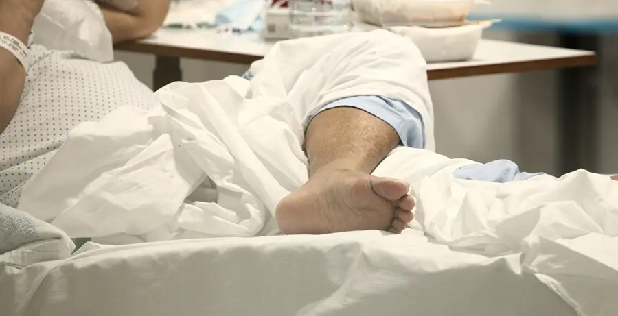Archivo - Pie de un enfermo en el Hospital de Emergencias Isabel Zendal, Madrid (Espa&ntilde;a)