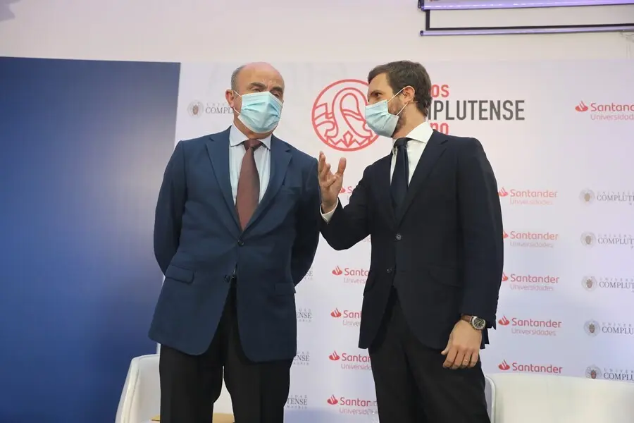 Archivo - El vicepresidente del Banco Central Europeo y exministro de Econom&iacute;a, Luis de Guindos, y el presidente del PP, Pablo Casado, antes de participar en los cursos de Verano en San Lorenzo de El Escorial, Madrid (Espa&ntilde;a), a 20 de julio de 2020.