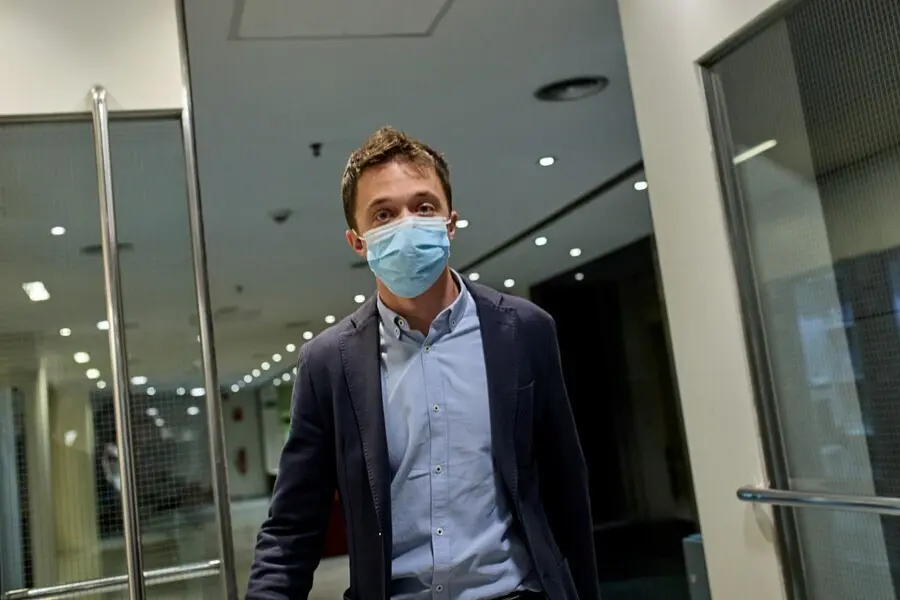 El l&iacute;der de M&aacute;s Pa&iacute;s, &Iacute;&ntilde;igo Errej&oacute;n, a su llegada a una rueda de prensa 