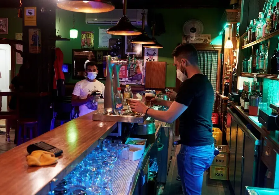 Un camarero en un local de ocio nocturno, antes de su cierre a medianoche, a 3 de julio de 2021, en Santander, Cantabria (Espa&ntilde;a). La regi&oacute;n de Cantabria acord&oacute; cerrar a partir de este viernes y durante 14 d&iacute;as los locales de ocio nocturno a las 00:00 hor