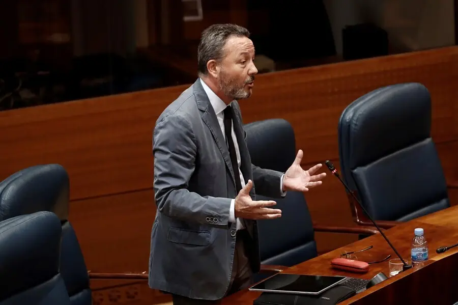 Archivo - El diputado del Vox &Iacute;&ntilde;igo Henr&iacute;quez de Luna.