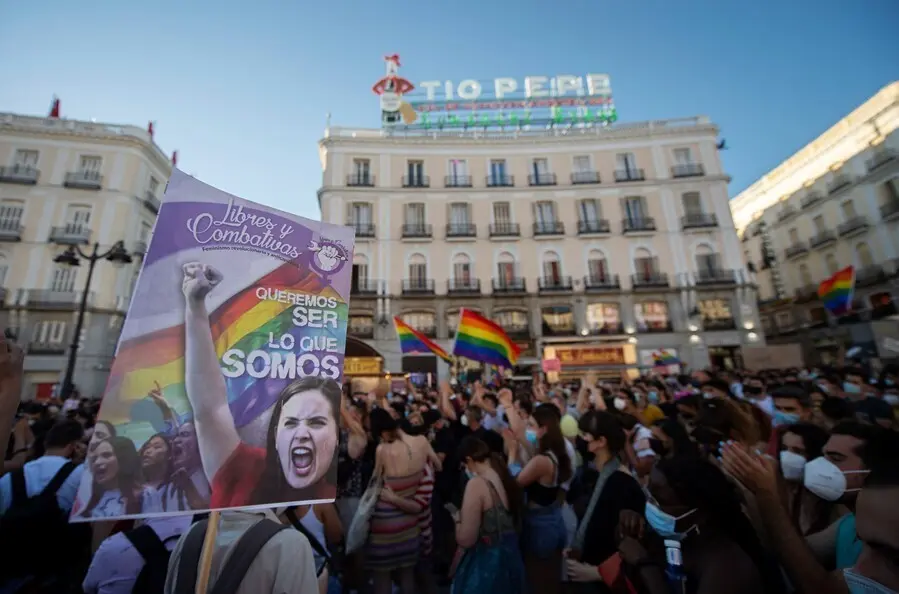Cientos de perosnas durante una manifestaci&oacute;n para condenar el asesinato de un joven de 24 a&ntilde;os el pasado s&aacute;bado en A Coru&ntilde;a debido a una paliza, a 5 de julio de 2021, en Madrid, (Espa&ntilde;a). 
