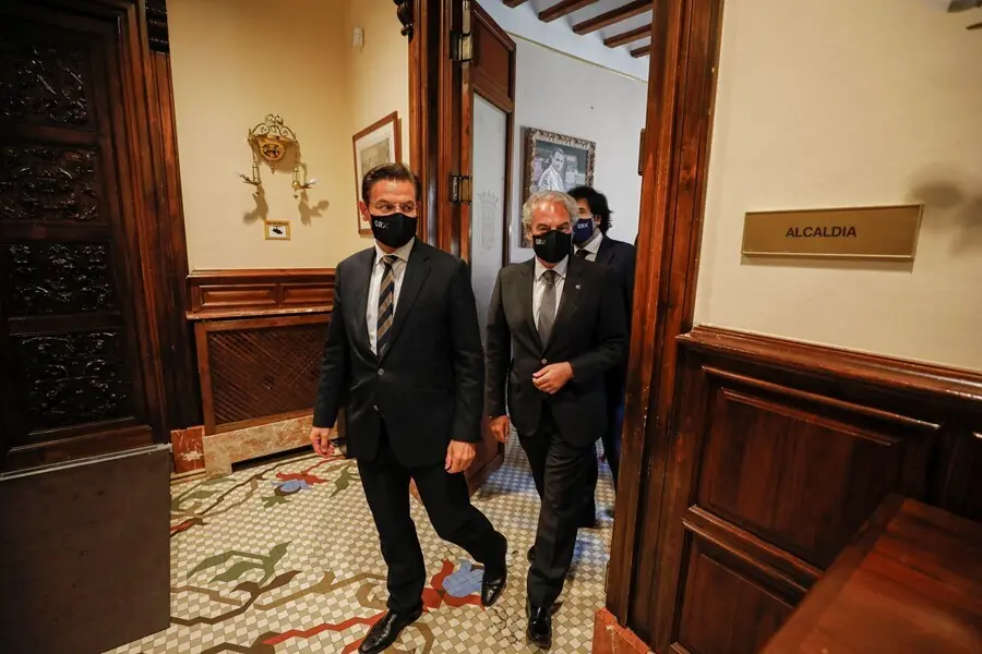 El alcalde de Granada, Luis Salvador (i), junto al  teniente de alcalde, Jos&eacute; Antonio Huertas. a su llegada a la rueda de prensa, en el Ayuntamiento de Granada, A 01 de julio de 2021 (Andaluc&iacute;a, Espa&ntilde;a).  