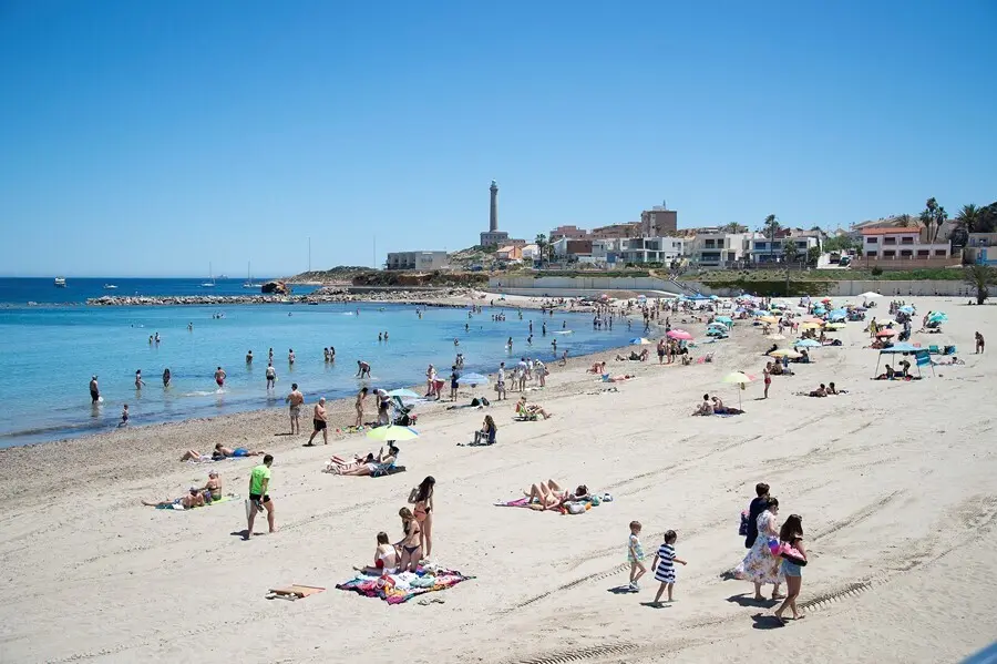 Archivo - Varias personas en la Playa de Levante, en la Manga del Mar Menor, a 16 de abril de 2021, en Cartagena, Regi&oacute;n de Murcia (Espa&ntilde;a). 