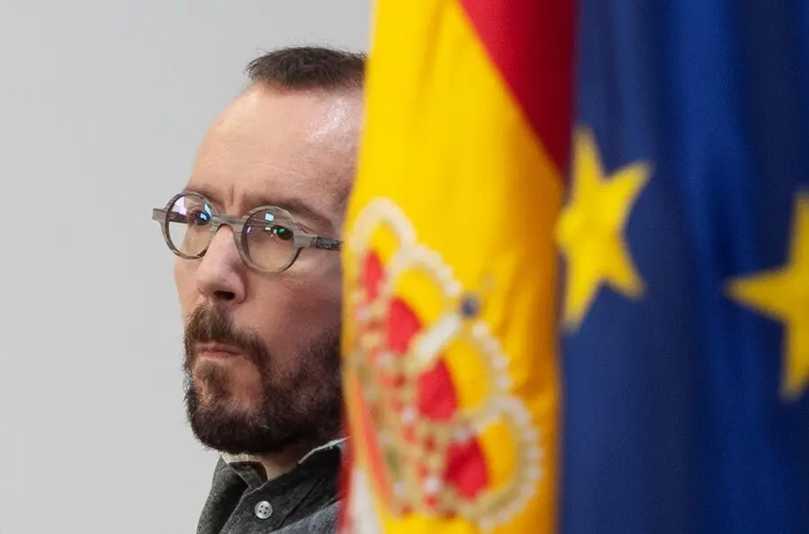 El portavoz de Unidas Podemos en el Congreso, Pablo Echenique, interviene en una rueda de prensa en el Congreso de los Diputados, a 1 de julio de 2021, en Madrid (Espa&ntilde;a). 