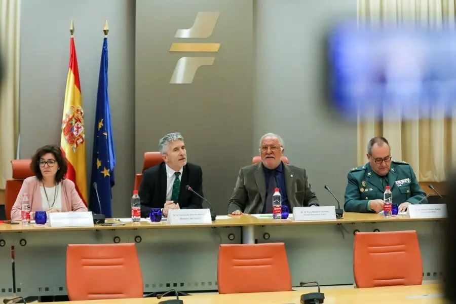 Archivo - El ministro del Interior, Fernando Grande-Marlaska, en un acto de la DGT en 2020 con el director general de Tr&aacute;fico, Pere Navarro, y el general jefe de la Agrupaci&oacute;n de Tr&aacute;fico, Ram&oacute;n Rueda Rat&oacute;n