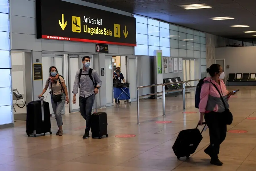 Pasajeros procedentes de un vuelo con origen Gran Breta&ntilde;a llegan a la terminal T1 del Aeropuerto Adolfo Su&aacute;rez Madrid-Barajas  