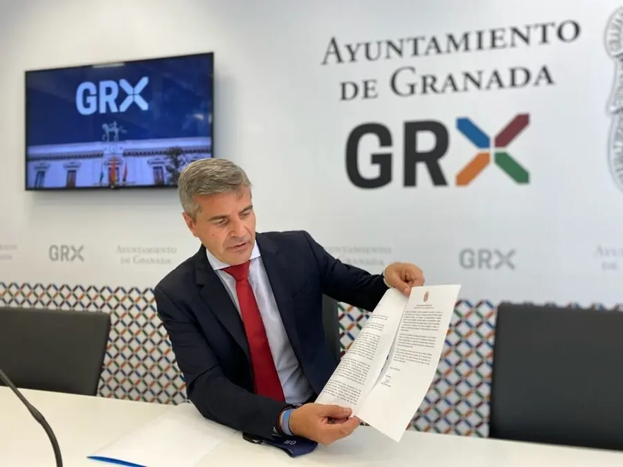 El portavoz del PP en el Ayuntamiento de Granada, C&eacute;sar D&iacute;az, muestra la carta remitida a la direcci&oacute;n nacional, regional y provincial de Cs pidiendo el apoyo a la investidura del candidato popular.