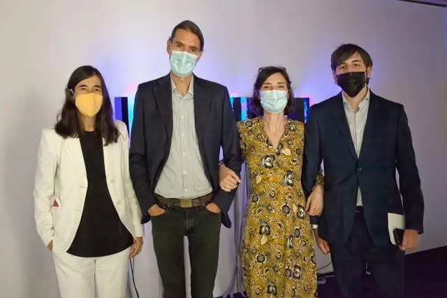 De izquierda a derecha: la directora del CNIO Maria A. Blasco, el artista Daniel Canogar, la comisaria de CNIO Arte Amparo Garrido y &Aacute;lvaro Ganado de la Fundaci&oacute;n Banco Santander.