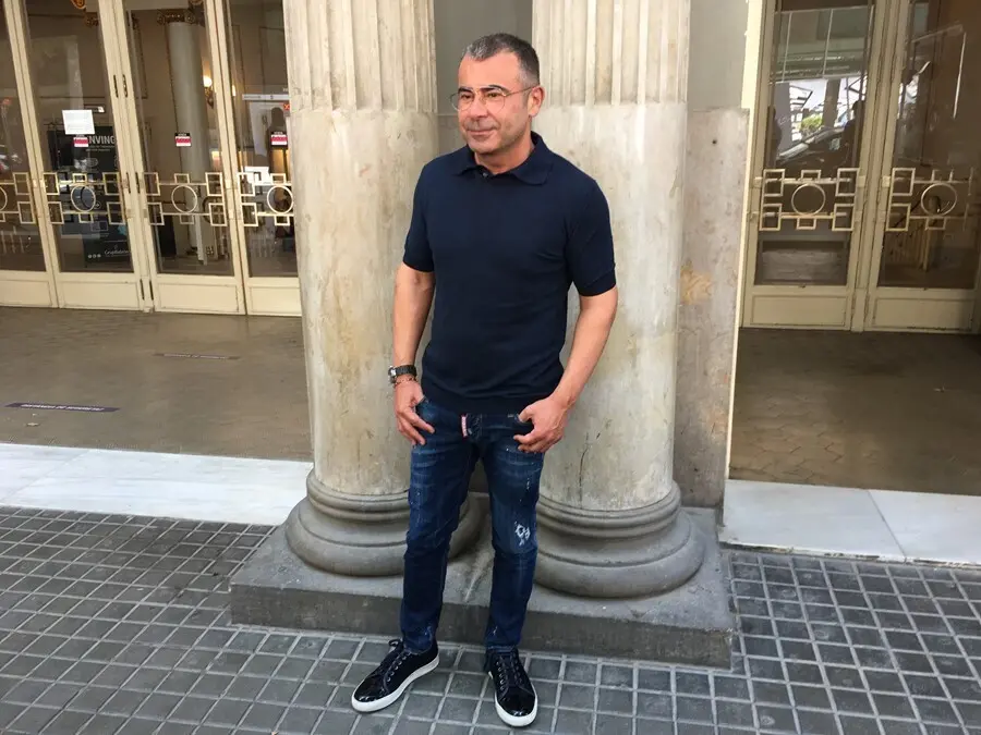 El comunicador Jorge Javier V&aacute;zquez, ante el Teatre T&iacute;voli de Barcelona