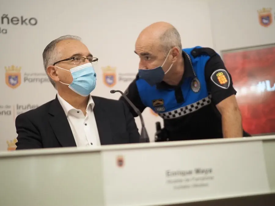 El alcalde de Pamplona, Enrique Maya, con el jefe de Polic&iacute;a Municipal de Pamplona, Javier Goya, este 6 de julio de 2021, d&iacute;a en el que deber&iacute;an haber comenzado los Sanfermines, suspendidos por la pandemia.