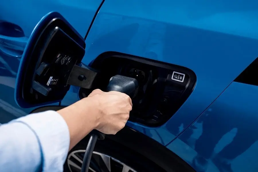 Punto de carga de un coche el&eacute;ctrico.