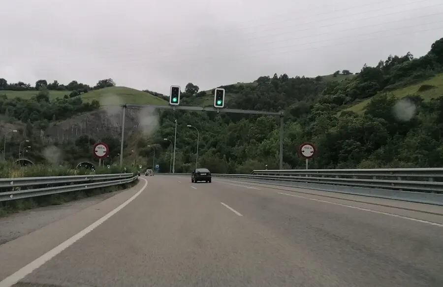 Archivo - Imagen de archivo de una carretera