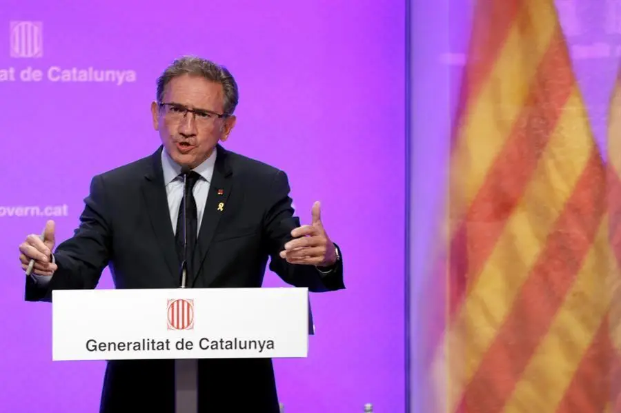 El conseller de Econom&iacute;a, Jaume Gir&oacute;, durante la rueda de prensa posterior a la reuni&oacute;n del Govern en la que ha anunciado que el gobierno catal&aacute;n ha creado un fondo para ayudar a los ex altos cargos de la Generalitat a quienes el Tribunal de Cuentas reclama fianzas por un importe total de 5,4 millones de euros por haber promocionado el refer&eacute;ndum ilegal del 1-O en el extranjero usando, supuestamente, dinero p&uacute;blico. EFE/Toni Albir
