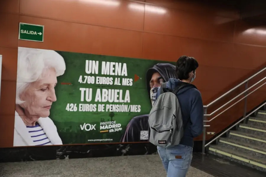 Archivo - Cartel electoral de Vox en la estaci&oacute;n de cercan&iacute;as de Sol, a 21 de abril de 2021, en Madrid (Espa&ntilde;a). La Fiscal&iacute;a de Madrid ha abierto diligencias ha abierto diligencias de oficio para investigar la presunta comisi&oacute;n de un delito de odio por pa