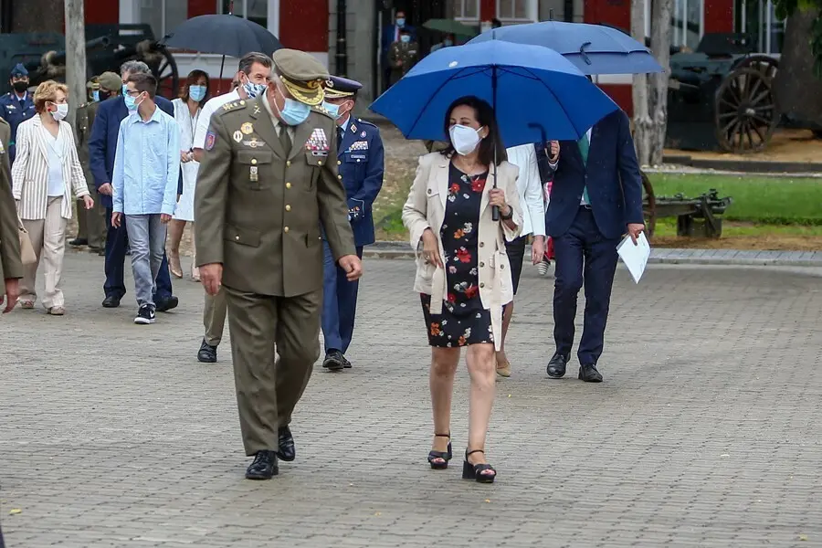 La ministra de Defensa, Margarita Robles, conversa con militares a su llegada al acto de firma del Acuerdo para la Formaci&oacute;n Profesional y el Empleo de los militares de Tropa y Mariner&iacute;a en la Base Militar El Goloso, Madrid, (Espa&ntilde;a).