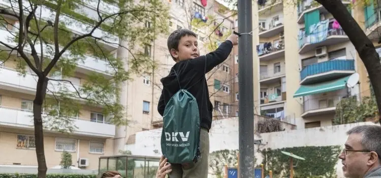 Ni&ntilde;o colocando un medidor de aire en el marco del proyecto 'xAire'