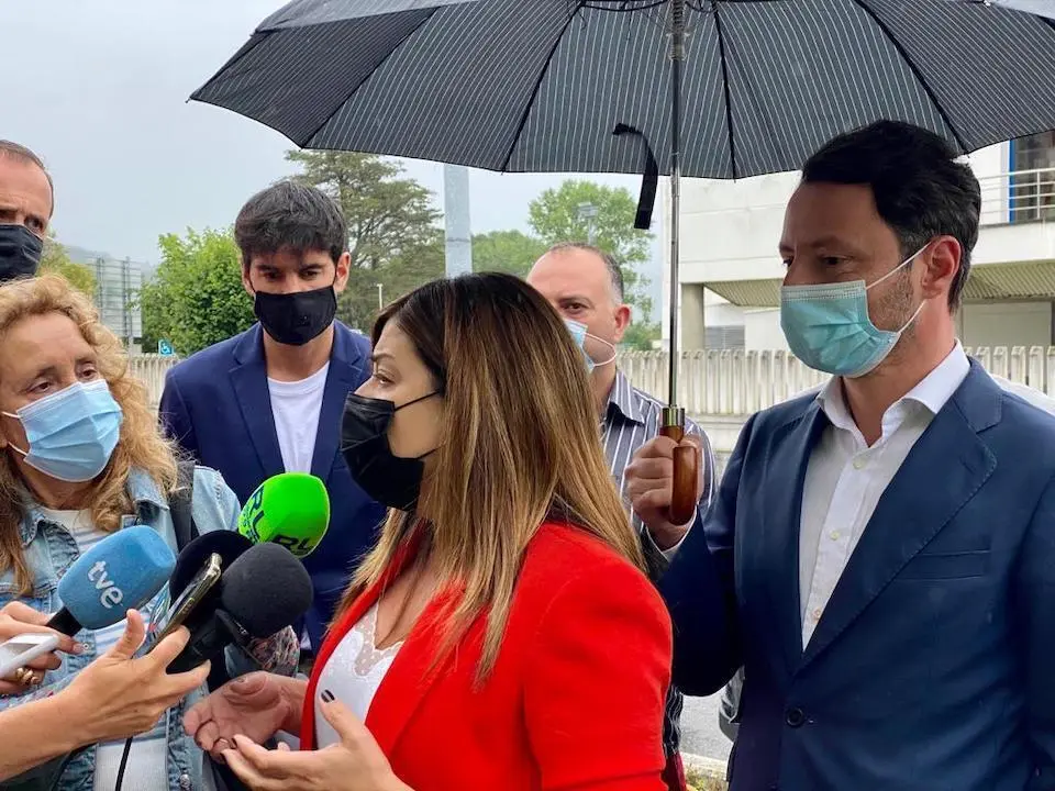 La presidenta del PP, M. J. Buruaga flanqueada por el portavoz del PP en Laredo, Alejandro Liz. / ALERTA